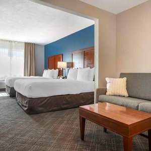 Guest room with queen bed(s)