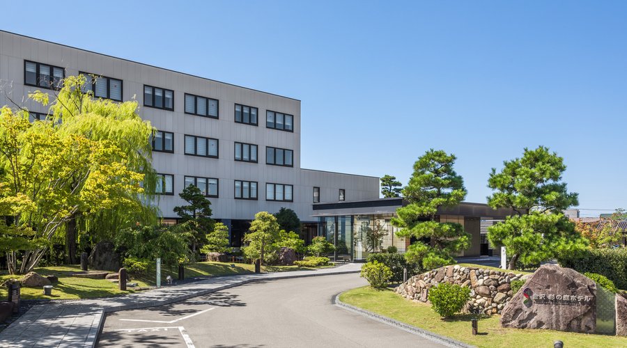 ホテル前には庭園が広がり季節の草木が楽しめます