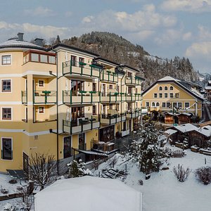 Hotel Aussenansicht im Winter 