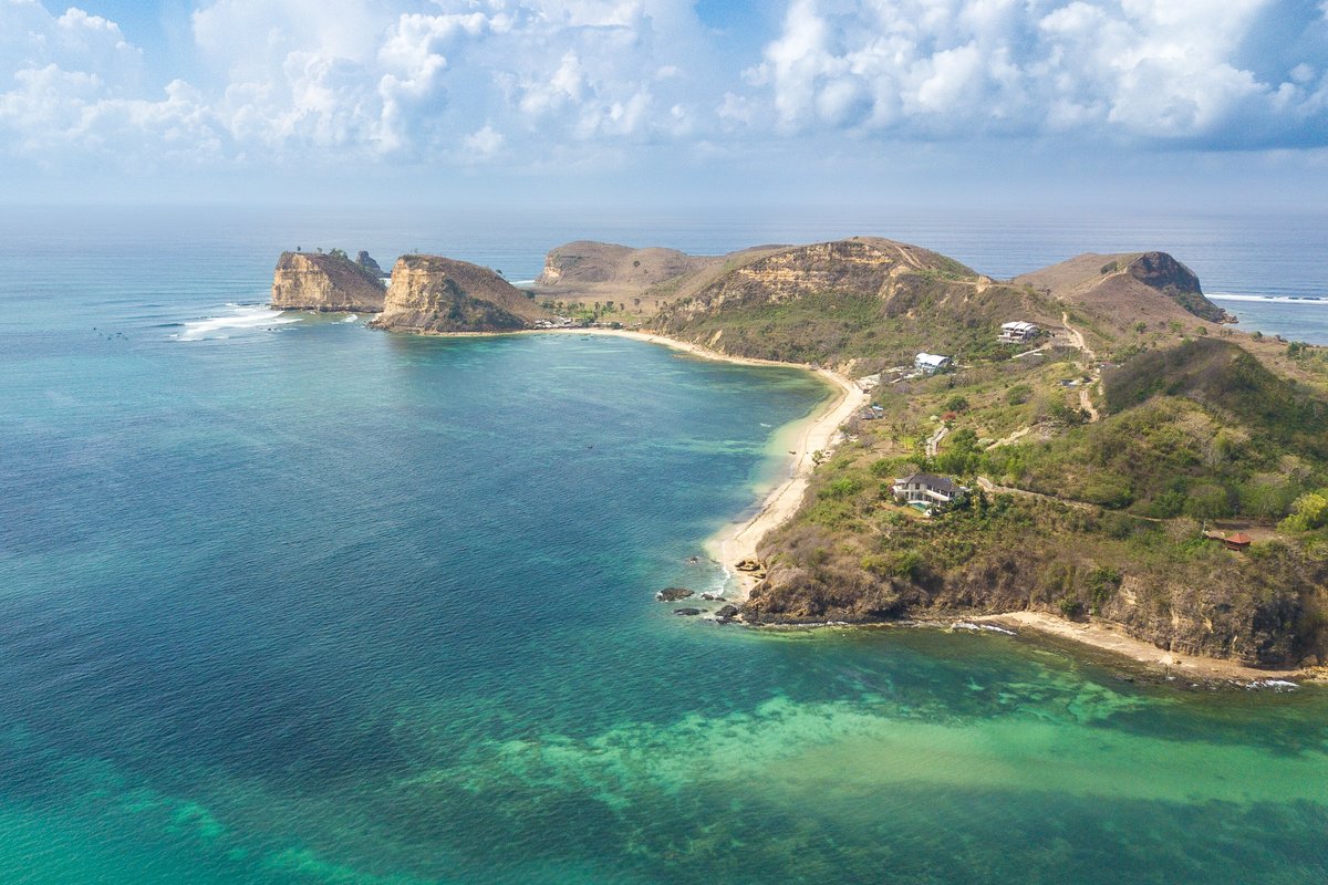 Aktivitas surfing di Pantai Gerupuk, Lombok, di mana ombaknya menawarkan tantangan bagi peselancar dari seluruh dunia