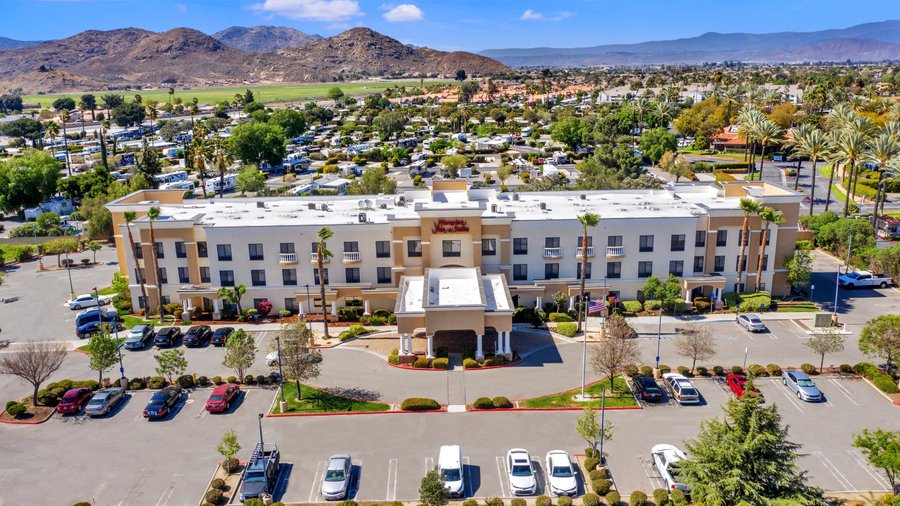 Mountain Views and Spacious Grounds