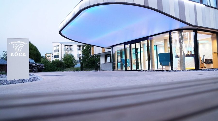 Zelebrieren Sie den Gang in die Therme. - Der Bademantelgang wurde neu geschaffen, und seither ein wirklich einzigartiges Erlebnis. Hier vereinen sich unaufdringliche Exklusivität und Privatsphäre in einer sicheren und geschützten Thermenzugang, ergänzt durch den äußerst personalisierten Stil des Thermalresorts. Von dem Augenblick an, an dem Sie die Schwelle unseres 4*-Hotel mit Bademantelgang zur Therme1 überschreiten, ist es unser größtes Bestreben, Ihren Aufenthalt zu einem unvergesslichen