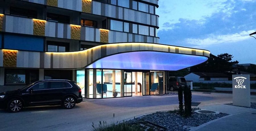 Glas Panorame Aufzug mit dem Sie vom Zimmer über einen 90 m kurzen (mit Tageslicht gestalteten) Bademantelgang direkt in die Therme eins und in den Saunahof gelangen und auch dort können Sie dann bargeldlos Ihre Leistungen buchen. Zusammen mit unseren Mitarbeiter/innen stehen wir für eine große Offenheit gegenüber den Bedürfnissen unserer Gäste. Die familiäre Atmosphäre ist uns außerordentlich wichtig.