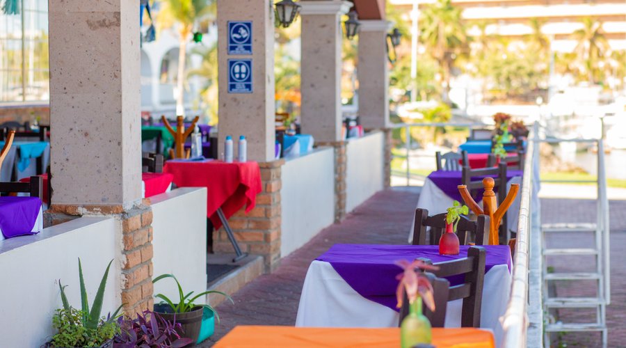 Outdoor seeting, enjoy beautifull views of the marina with us