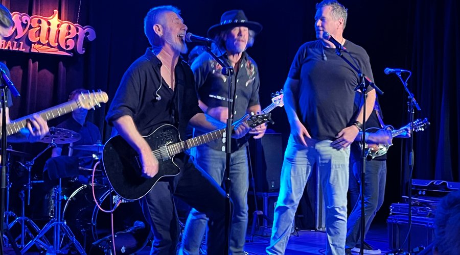 Young Dubliners Steve & John Taylor of The Uninvited joining them on stage!
