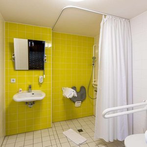 Guest room bath