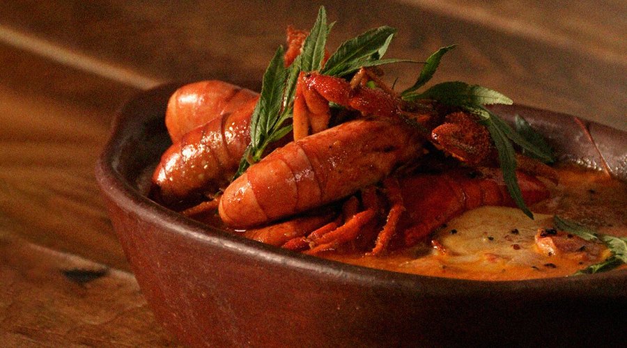 Exquisitez de nuestros valles Arequipeños "Cauche de Camarones"  Un regalo para los paladares del mundo, la deliciosa fusión de nuestros Camarones en ají panka, leche, huacatay, cebollas y papas nativas coronadas por sabroso queso arequipeño, no esperes más y ven a nuestras mesas, están servidas.