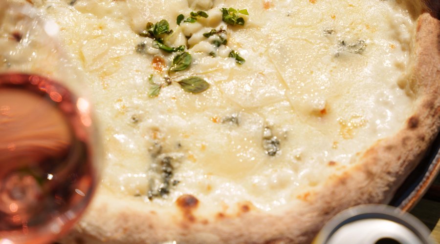 Cinque formaggi. Creme fraiche, mozzarella, gorgonzola, pecorino and taleggio. Topped with grana padano and oregano. 