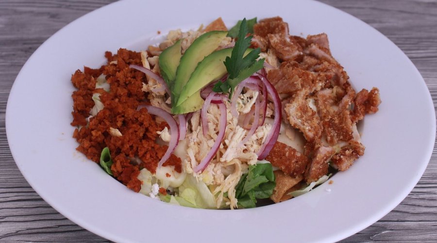 Ingredientes base + combinación de milanesa de cerdo, chorizo, pollo deshebrado y queso Oaxaca 