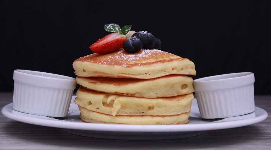 Esponjosos hotcakes acompañados de mix de frutos rojos (fresa y blueberry) mantequilla, miel maple y mermelada. 