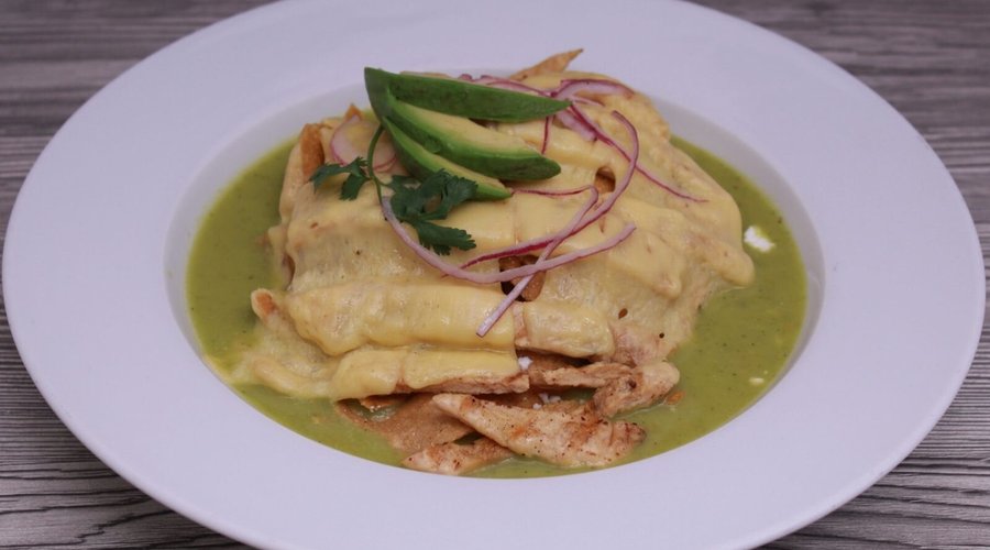Pollo a la plancha y queso manchego. Bañados en salsa suiza. 