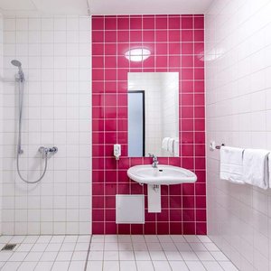 Guest room bath