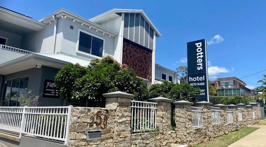 Frontage of Potters Hotel