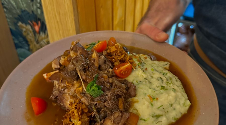 Coq au vin com puré de batata