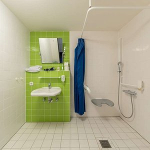 Guest room bath