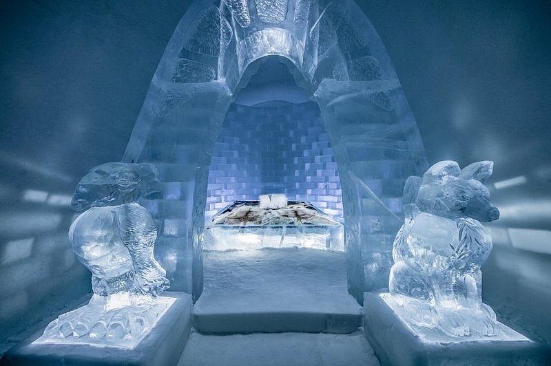 두꺼운 매트리스 위에 푹신한 베개와 순록 가죽을 얹은 스웨덴의 유명한 아이스호텔의 얼음으로 만든 객실 인테리어
