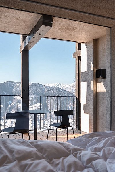 Εσωτερικό ενός άνετου δωματίου με ιδιωτική βεράντα και υπέροχη θέα στο βουνό στο Miramonti Boutique Hotel