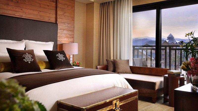 대형 침대, 소파, 전용 발코니를 갖춘 인터콘티넨탈 호텔 알펜시아 평창 리조트의 넓은 호텔 객실 내부