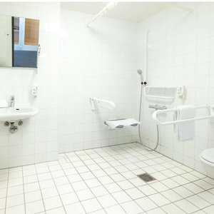 Guest room bath