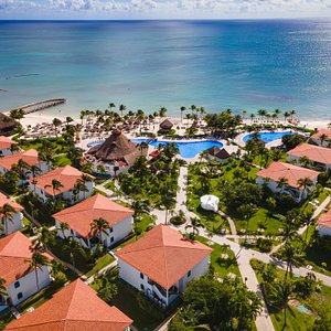 Beach, pool and grounds of Ocean Maya Royale