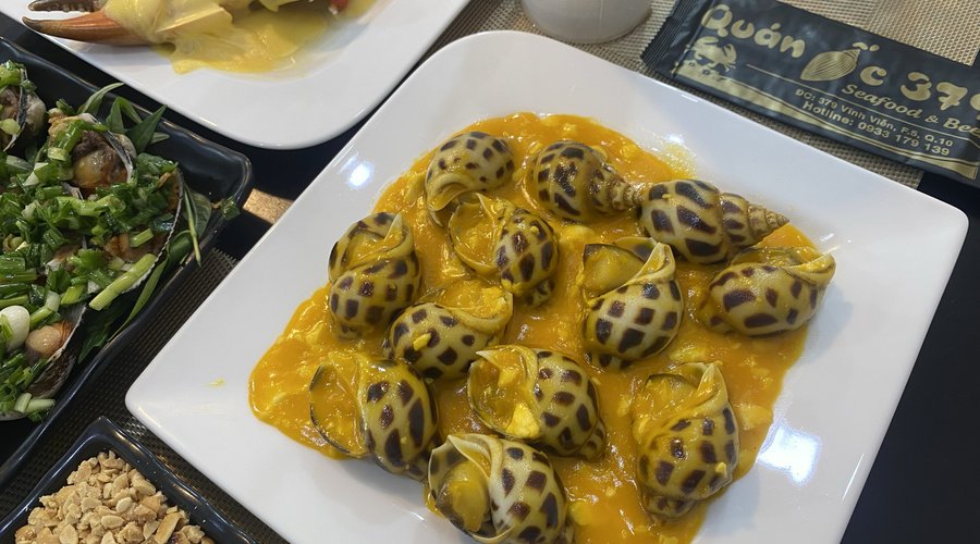stir fried sweet snail with butter salty egg sauce