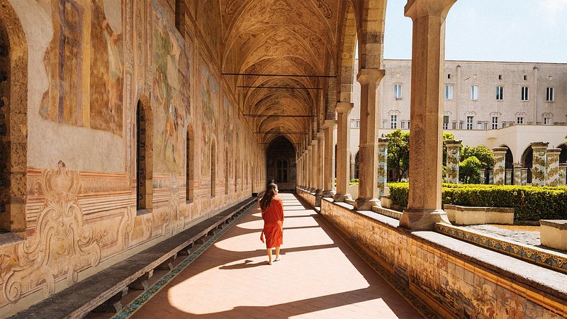 나폴리 산타 키아라 수도원의 회랑을 걷고 있는 여성