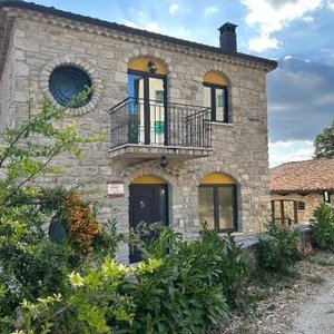 Struttura accogliente e pulita. Colazione impeccabile. Il proprietario è disponibile a qualsiasi esigenza. Prezzo molto contenuto.