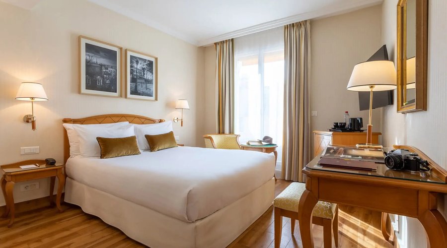 DOUBLE ROOM
Chambre avec balcon Chambre avec vue sur rue Lit 140 x 200 Salle de bain avec douche et toilettes