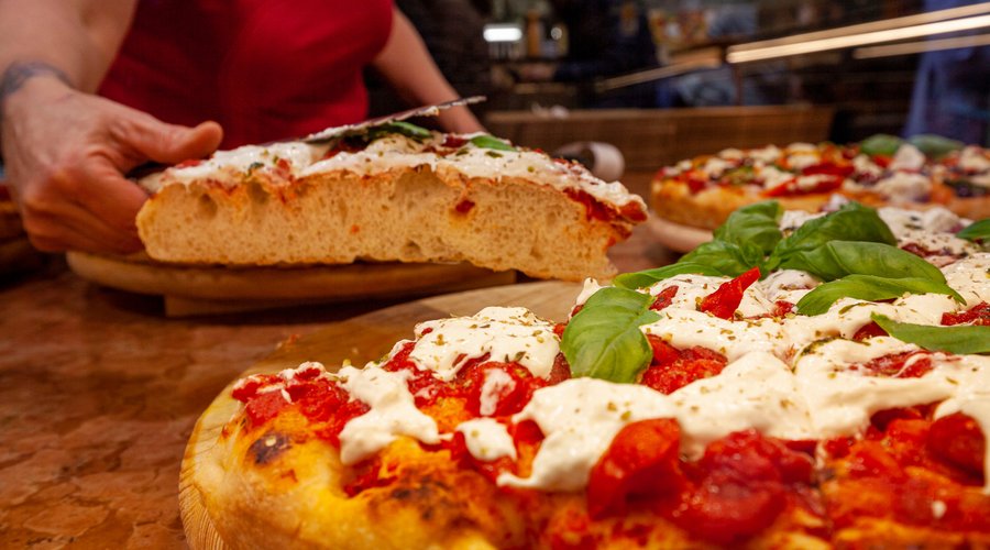 La nostra Pizzaccia,così alta, così leggera,così fragrante che ti stupirà,ne siamo certi!
