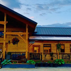 Main lodge with lobby and restaurant, the Creekside Cafe.