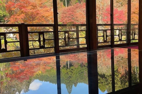 漆の卓に写りこむ紅葉