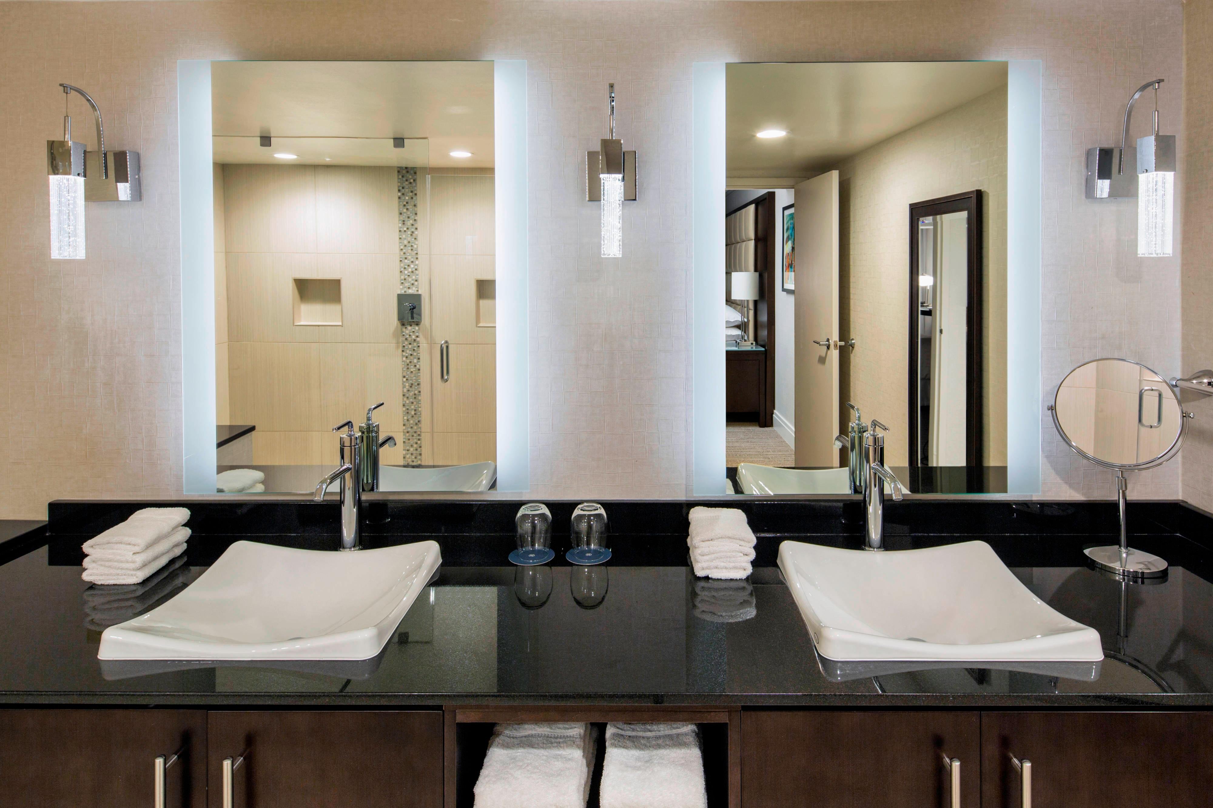 SHERATON WEST DES MOINES HOTEL 110 1 4 9 Prices Reviews IA   Presidential Suite Vanity 