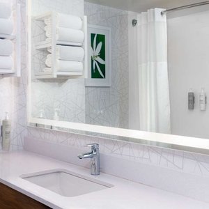 Guest room bath