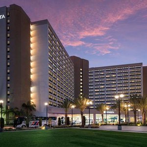 SHR LosAngelesLAX Exterior Full Dusk