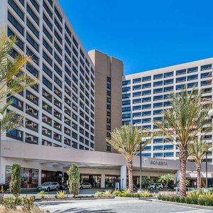 SHR LosAngelesLAX Exterior Daytime Entrance PorteCochere