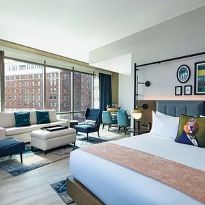 TRS CapitolHill GuestRoom CapitolHillSuite LandmarkView Bedroom