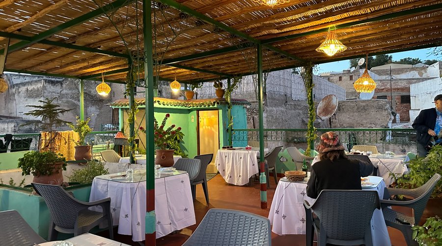 Mooi uitzicht op Fès el-Bali vanaf t panoramisch dakterras