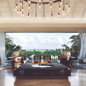 Entrance hall with a panoramic view of the sea and garden