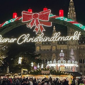 Décorations De Noël Sur Le Marché De Vienne. En Vente Sur La Foire De Noël  En Europe Occidentale, Vienne, Autriche. Boules Dorées, Ampoules, Bulles,  Décorations Et Ornements, Conte De Fées Magique Brillant