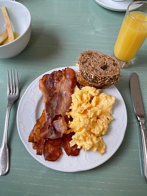 Des œufs brouillés faits avec de vrais œufs et du bacon croustillant… de quoi bien commencer la journée !