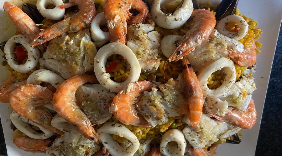 Spécialité grillade de poisson à la plancha avec légumes grillés sauce maison