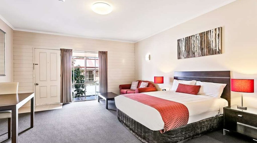 Guest room with sitting area