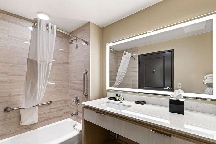 https://dynamic-media-cdn.tripadvisor.com/media/photo-o/2a/f4/c2/45/bathroom.jpg?w=700&h=-1&s=1