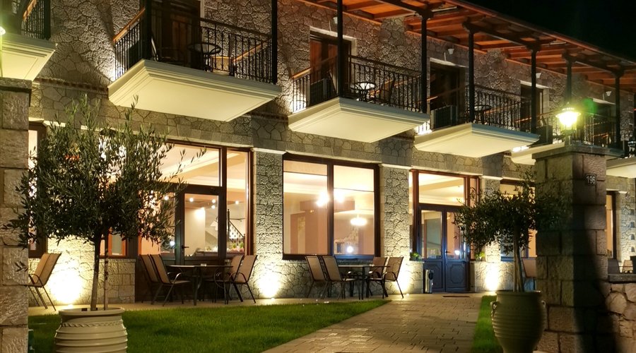 Το κτήριο μας φωτισμένο το βράδυ 
