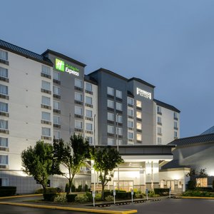 Welcome to the Holiday Inn Express in Federal Way, Washington located directly off I-5, Exit 143, and 320th Street.  Seattle Tacoma (SEA) International airport is a 15-minute drive to our newly renovated hotel. In town for business? Conveniently located next to Kiewit and Pape and 1 mile from World Vision 2 miles from DaVita and St. Francis Hospital. King County Aquatic Center is a short 4-mile drive.  Guests will enjoy our indoor heated pool, market pantry, fitness area, business center 