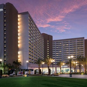SHR LosAngelesLAX Exterior Full Dusk