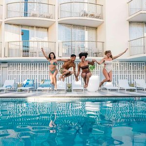 ohana waikiki east pool lifestyle