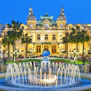 Hôtel de Paris Monte-Carlo - The Queen of Art, a major chess pop up on the  Place du Casino. Are you ready to play?