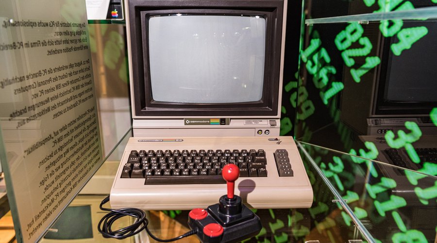 Commodore C64, 1982