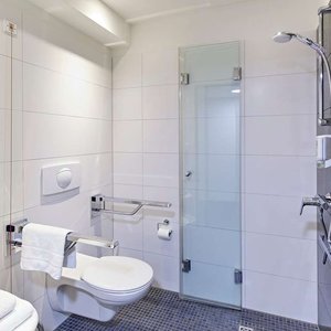 Guest room bath
